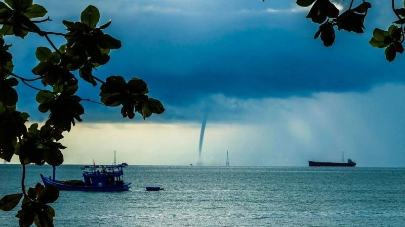 Đám mây dày đặc là nền tảng phát sinh vòi rồng nước