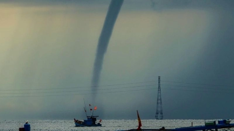 Áp suất chênh lệch đột ngột kích hoạt vòi rồng nước