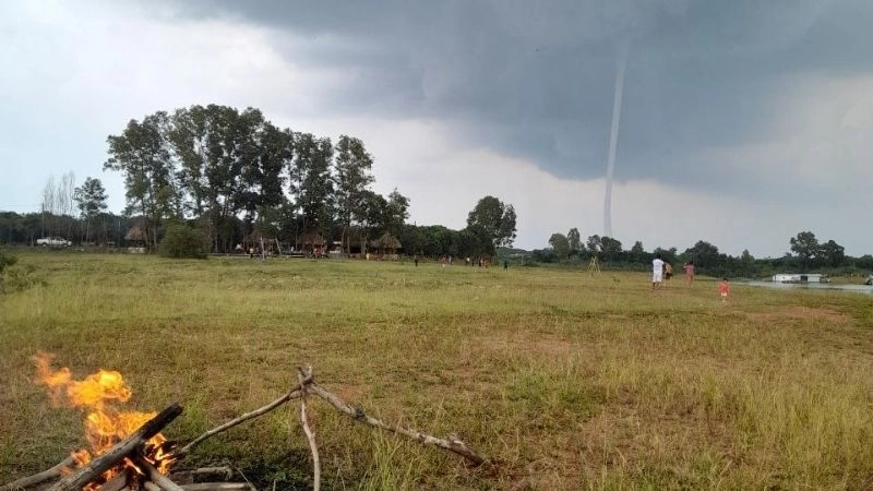 Vòi rồng (trên đất liền) là luồng khí xoáy mạnh nối đất với mây