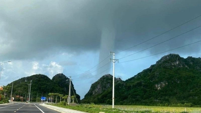 Gió xoáy dữ dội là đặc trưng rõ rệt của vòi rồng (trên đất liền)