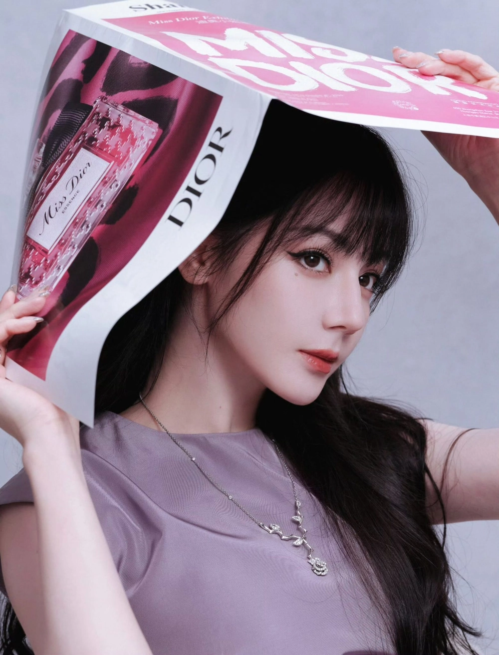 Địch Lệ Nhiệt Ba luôn nổi bật nhan sắc