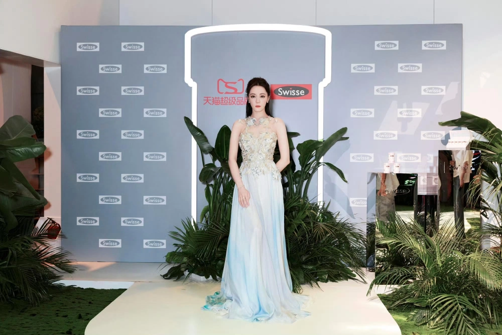 Diễn viên Địch Lệ Nhiệt Ba nổi tiếng Cbiz