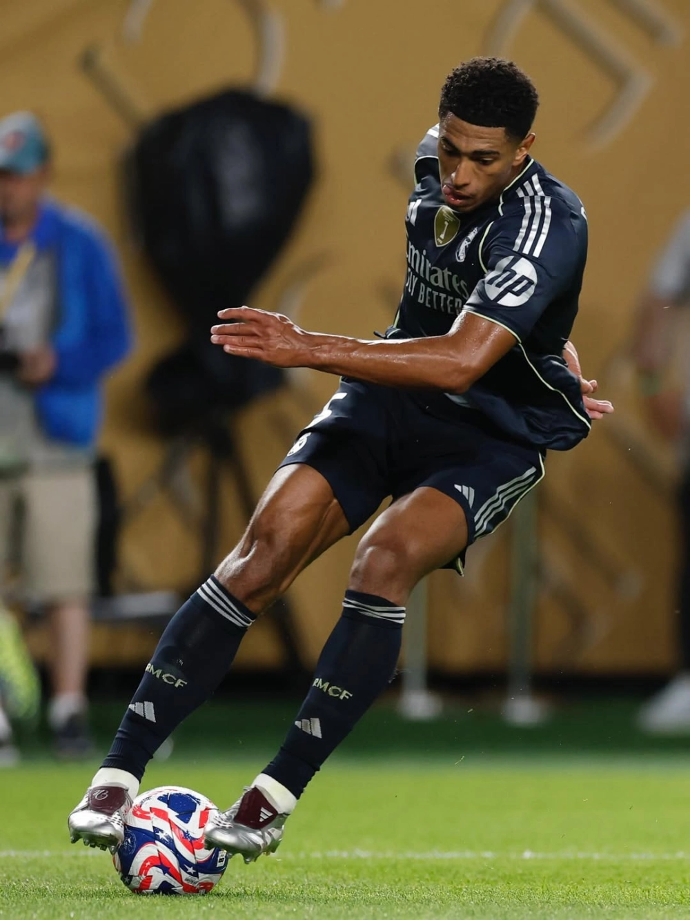 Jude bellingham âge vẫn rất trẻ và tài năng