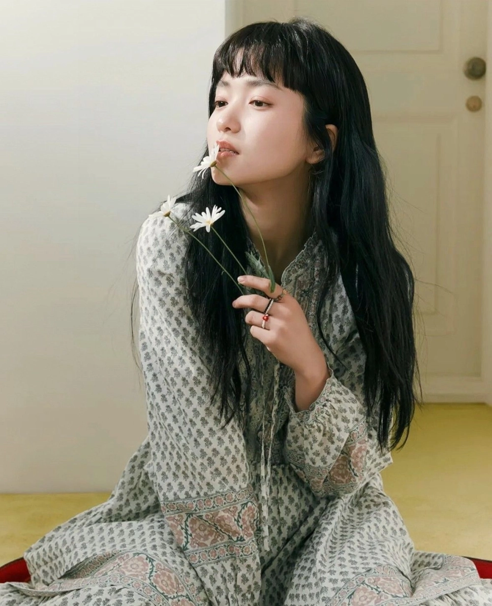 Kim Tae-ri IG mang phong cách tối giản nhưng vẫn rất cuốn hút.