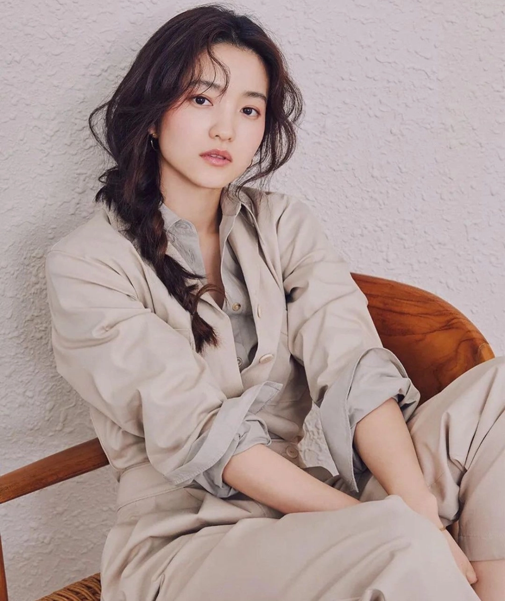 Kim Tae Ri Twitter thu hút người hâm mộ với những cập nhật giản dị và gần gũi.