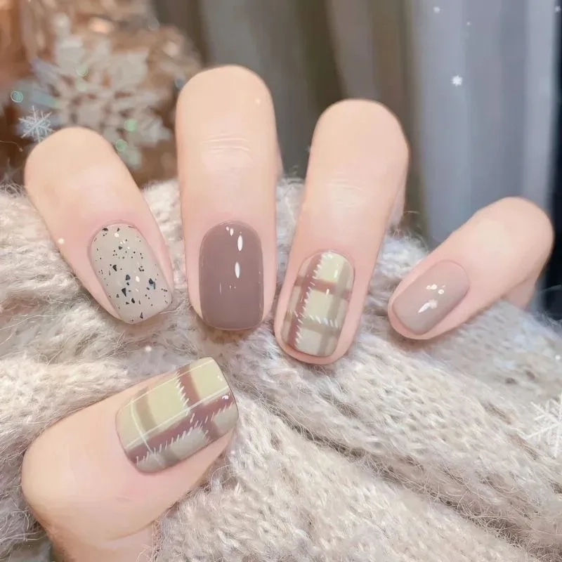 Kiểu nail caro trẻ trung giúp móng tay nổi bật