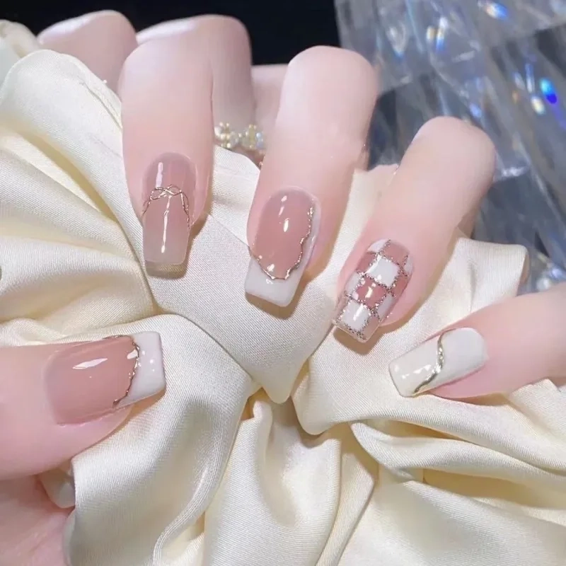 Kiểu nail caro trẻ trung giúp móng tay nổi bật