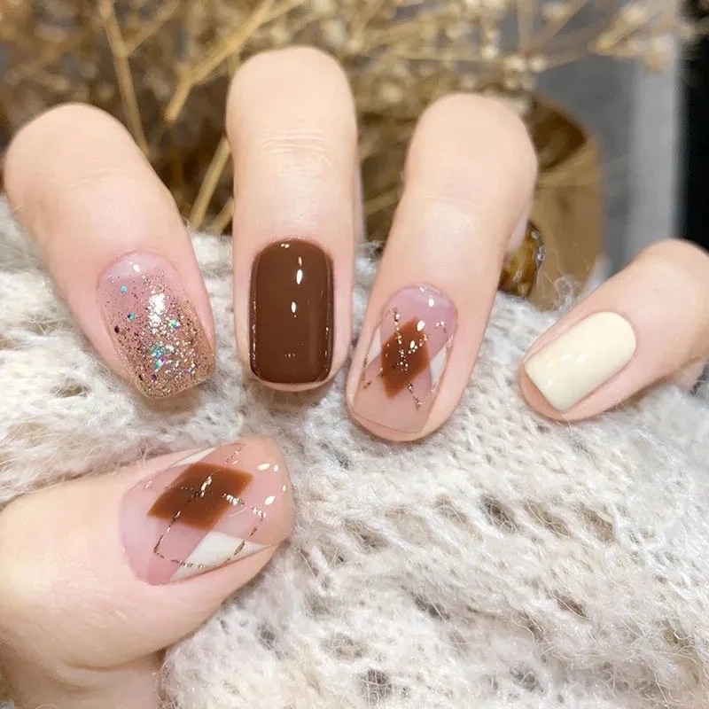 Kiểu nail caro trẻ trung giúp móng tay nổi bật