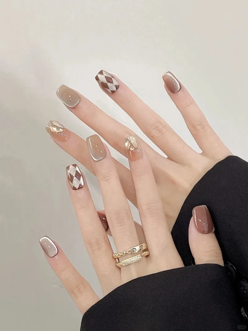 Kiểu nail caro trẻ trung giúp móng tay nổi bật