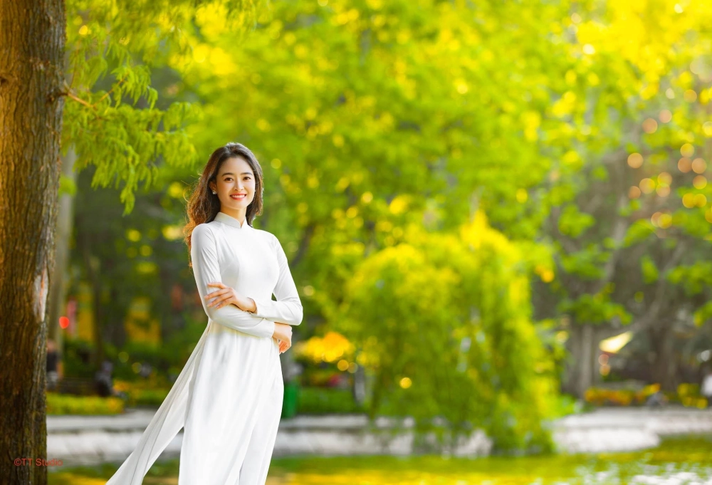 Tranh phong cảnh mùa thu đẹp mang vẻ lãng mạn với sắc vàng đỏ nhẹ nhàng và không gian yên bình.