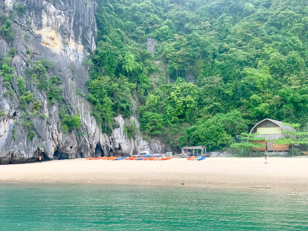 Cát Bà là hòn đảo du lịch nổi tiếng miền Bắc.