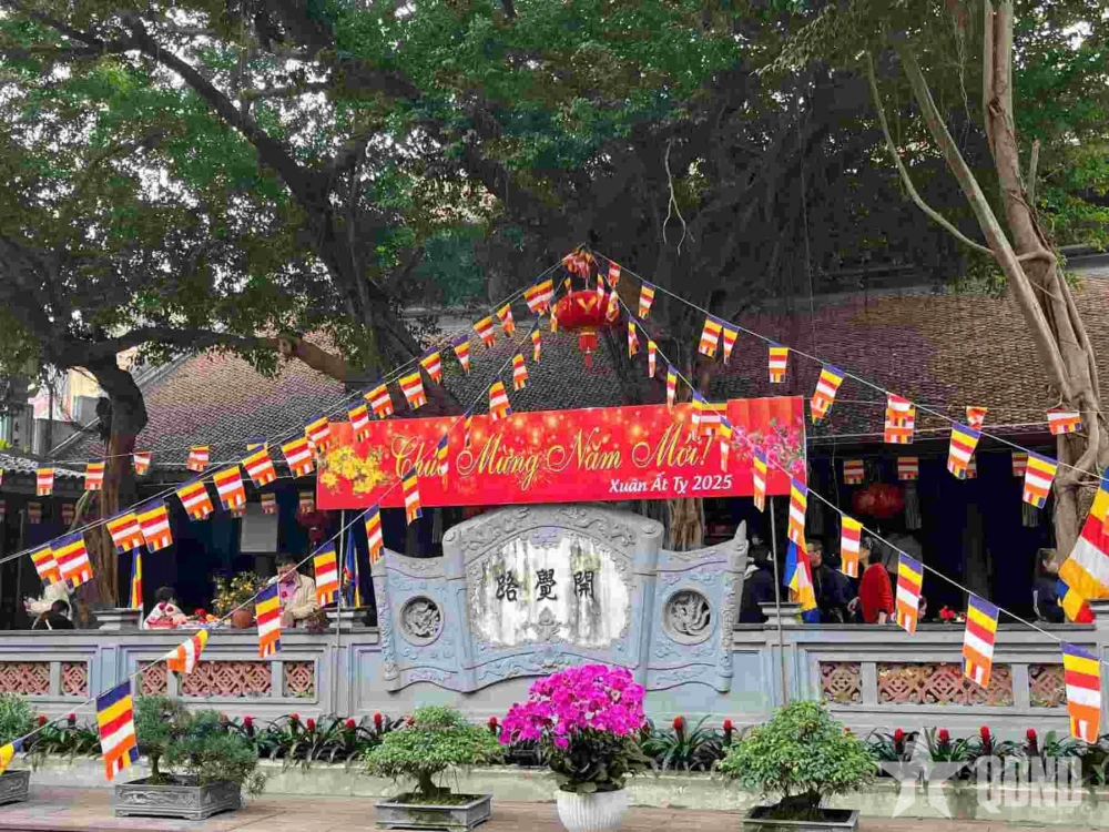 Phong cảnh chùa Hà yên bình giữa phố.