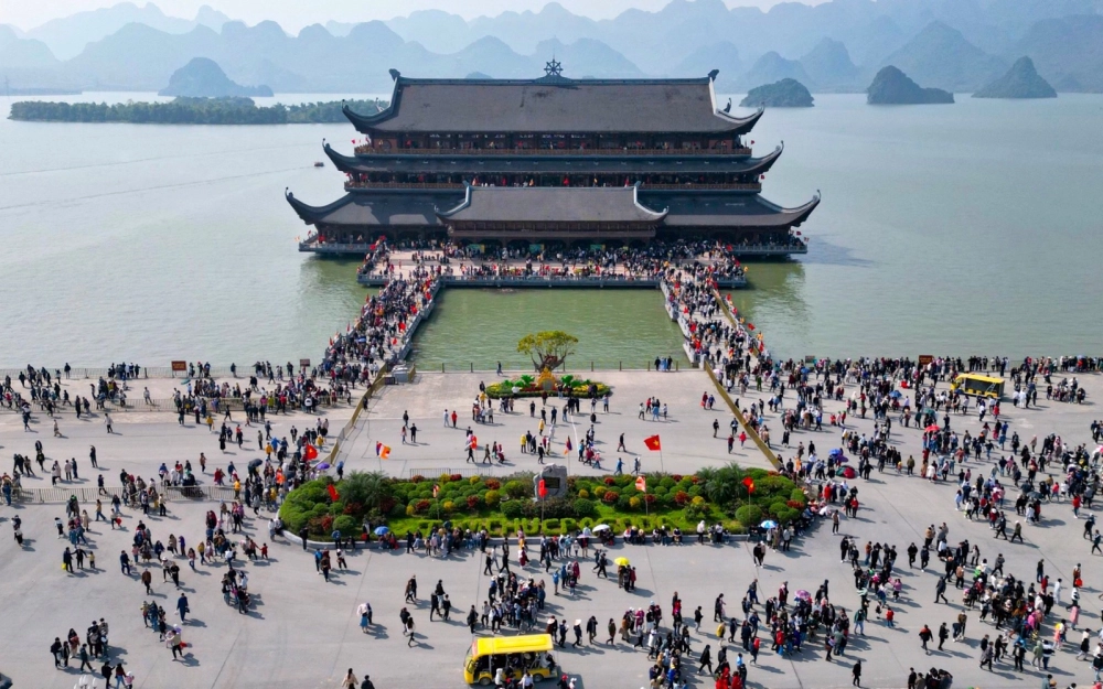 Khám phá chùa Tam Chúc là hành trình đáng nhớ.