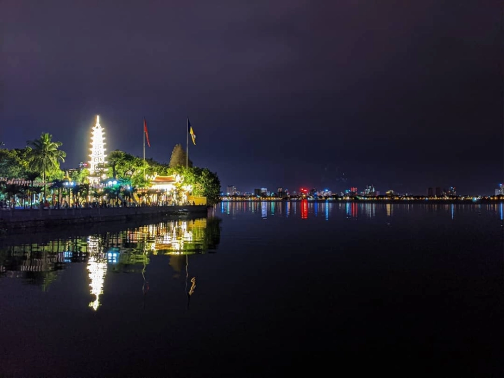 Chùa Trấn Quốc về đêm lung linh huyền ảo.