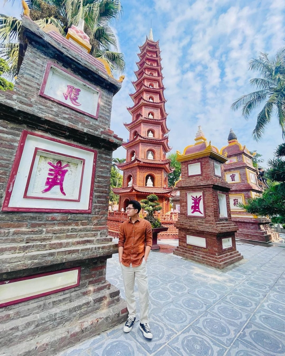 Cảnh đẹp chùa Trấn Quốc làm say lòng du khách.