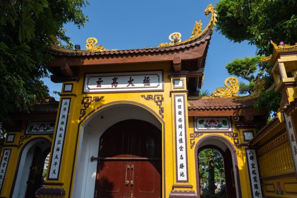 Chùa Trấn Quốc Hà Nội nằm bên Hồ Tây.