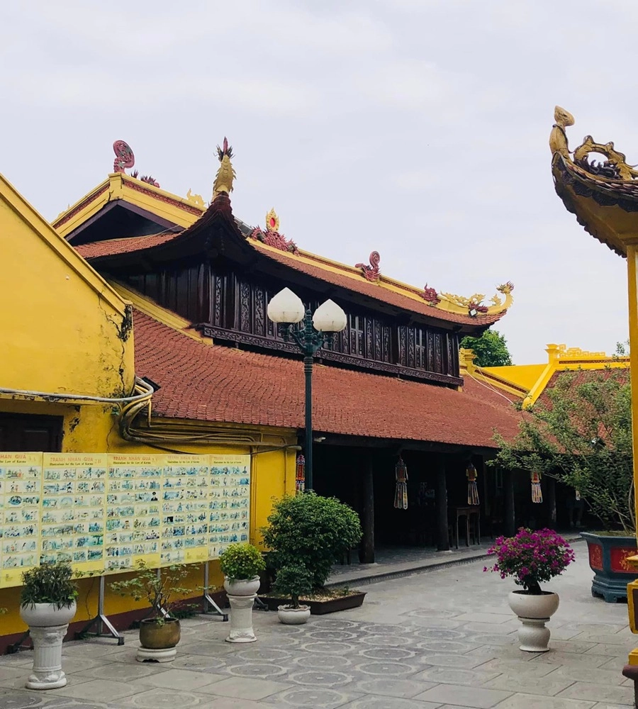 Hồ Tây chùa Trấn Quốc tạo nên không gian thanh bình.