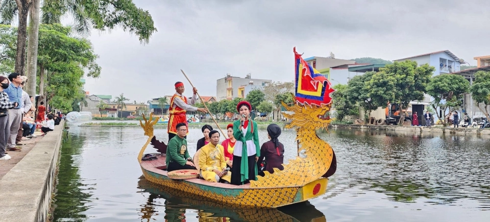 Hát Quan họ Hội Lim là hoạt động chính.