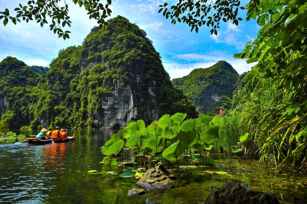 Du lịch Tràng An mang trải nghiệm thiên nhiên độc đáo.