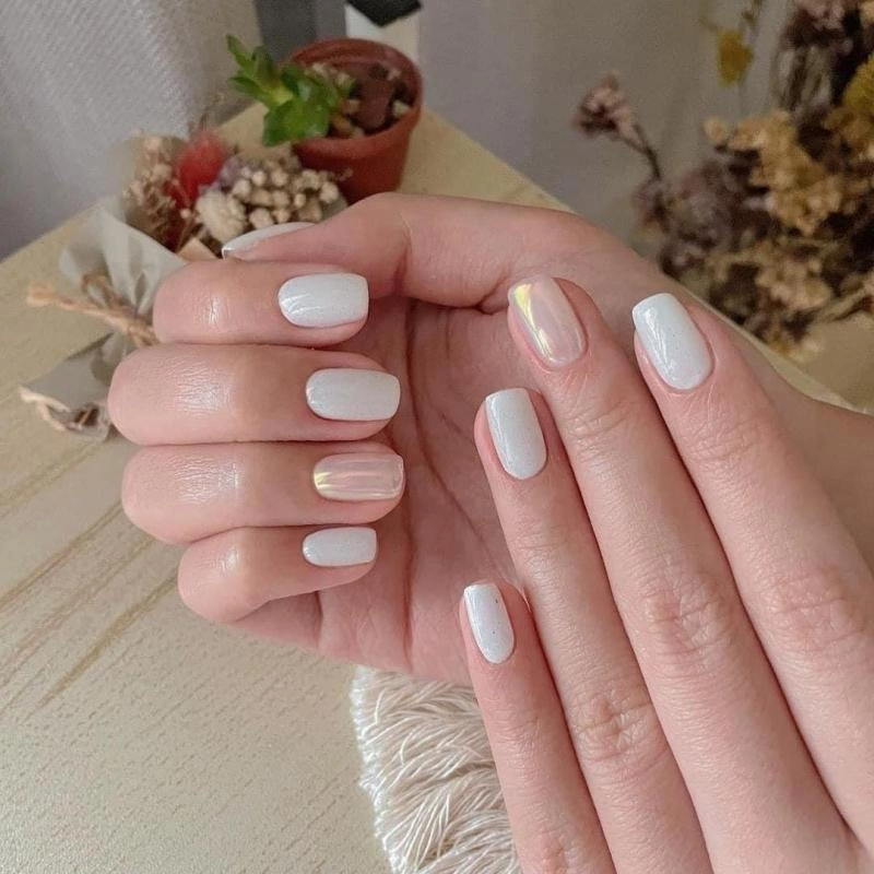 Nail màu trắng sữa mang vẻ đẹp thanh lịch, trong trẻo.