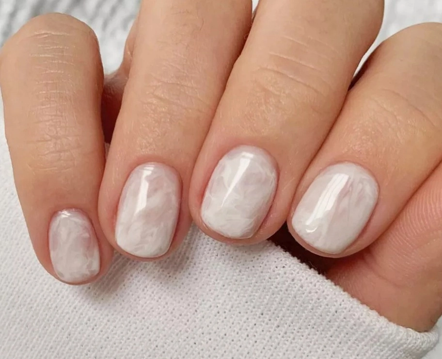 Màu trắng sữa nail giúp bàn tay trông sáng và mềm mại hơn.