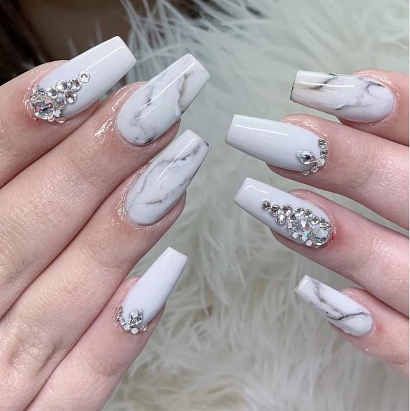 Mẫu nail trắng sữa đẹp được nhiều chị em yêu thích.