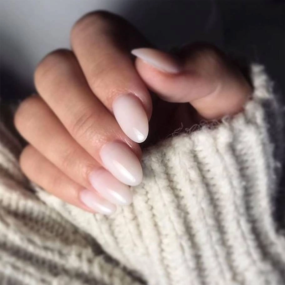 Nails trắng sữa mang vẻ đẹp nhẹ nhàng, nữ tính.