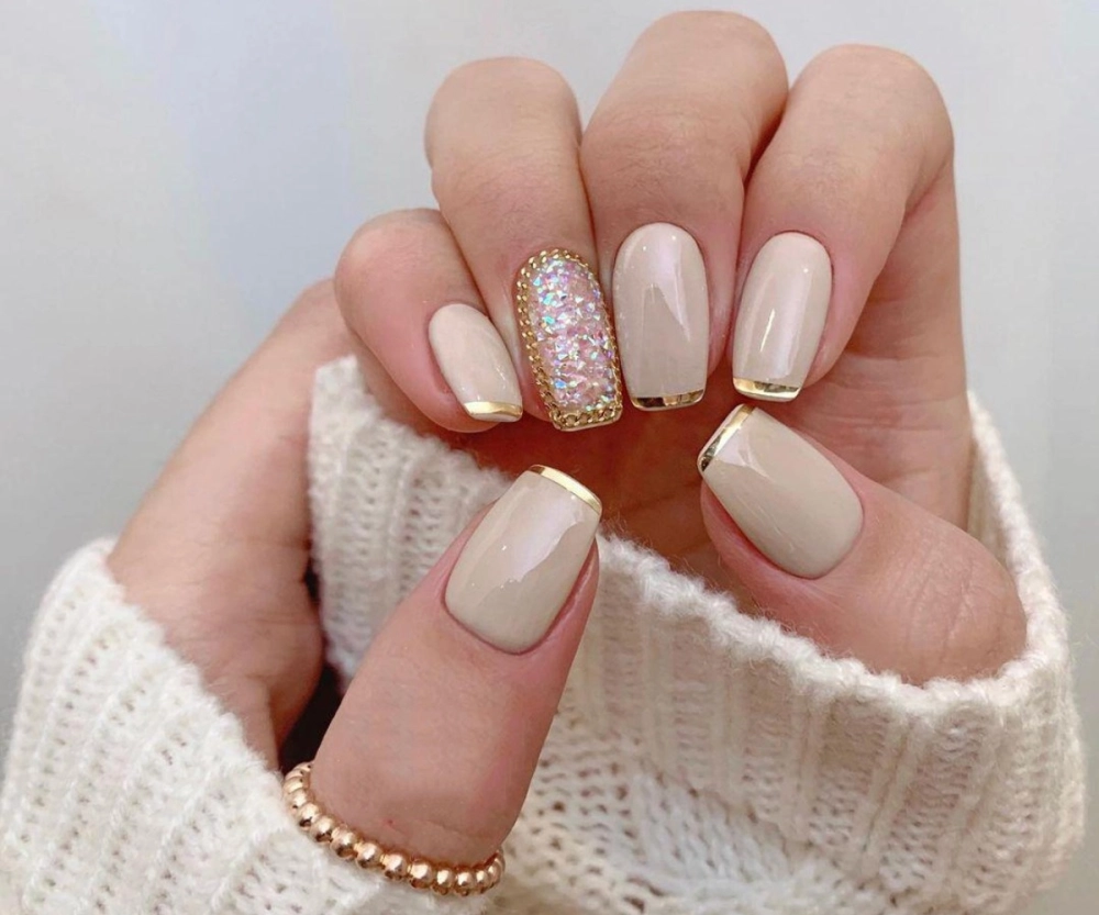 Nail màu trắng sữa vẽ họa tiết giúp bộ móng thêm nổi bật.