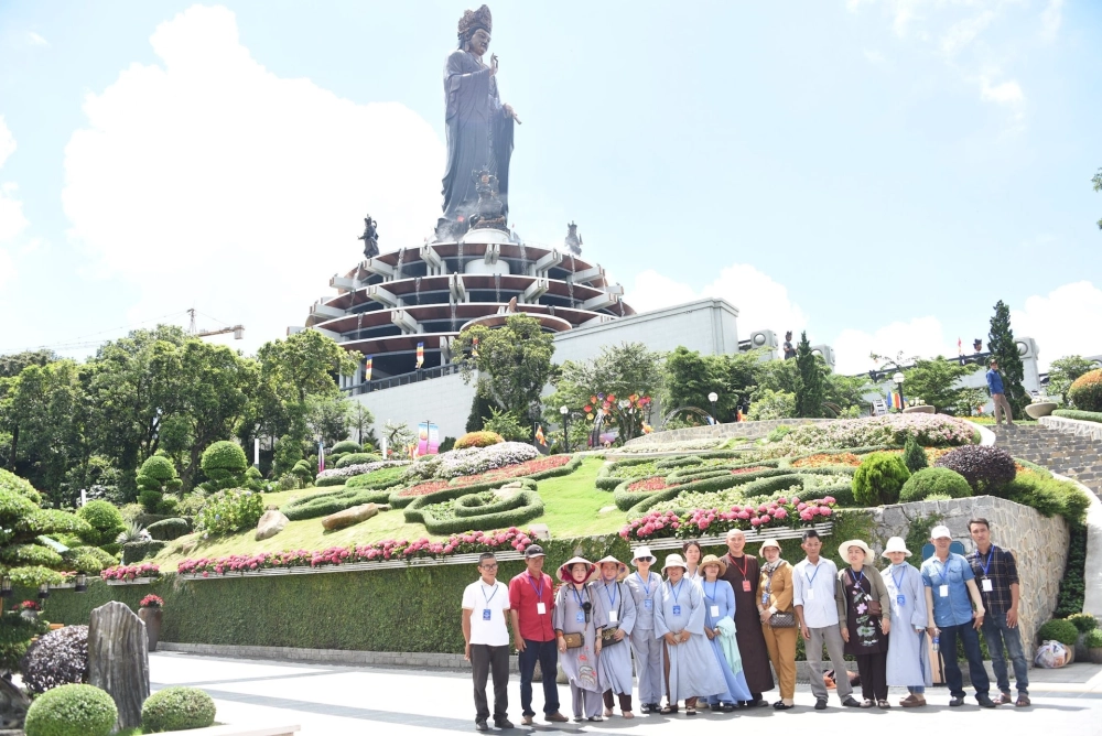 Chùa Linh Sơn Tiên Thạch gắn với Núi Bà Đen.