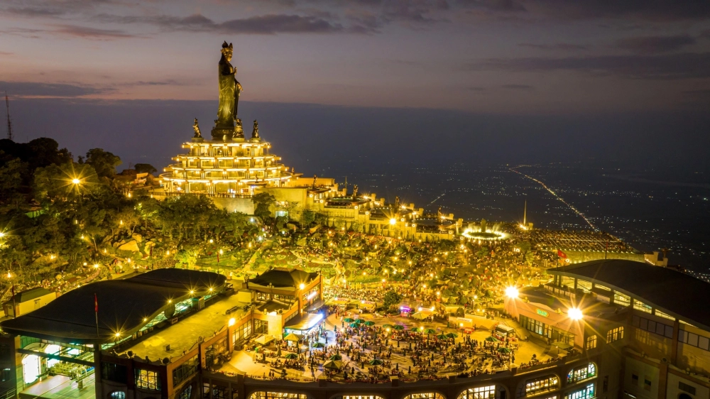 Núi Bà Đen Tây Ninh nổi tiếng linh thiêng.