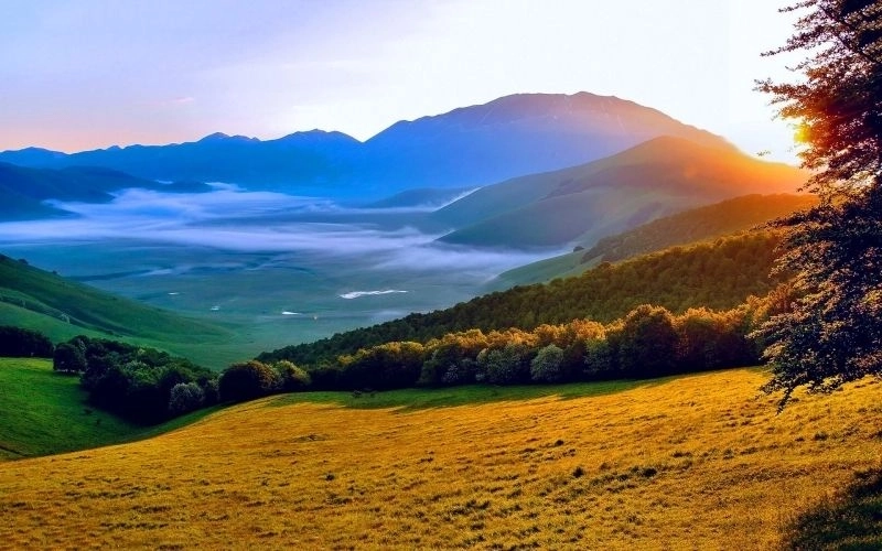 Tranh phong thủy núi non tượng trưng cho sự vững chắc và may mắn.