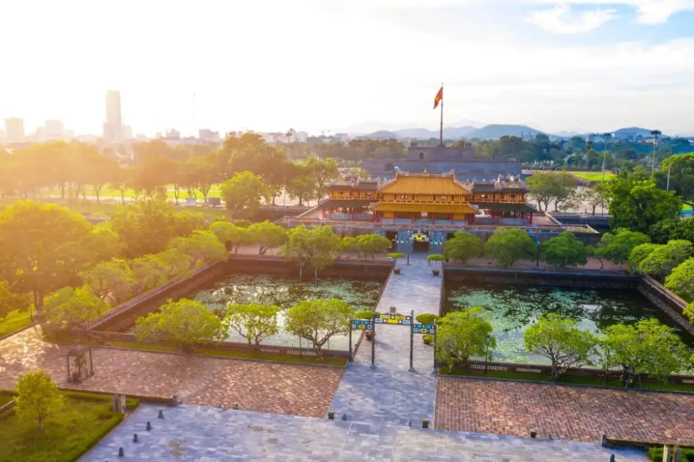 Kinh thành Huế nổi bật với kiến trúc cung đình.
