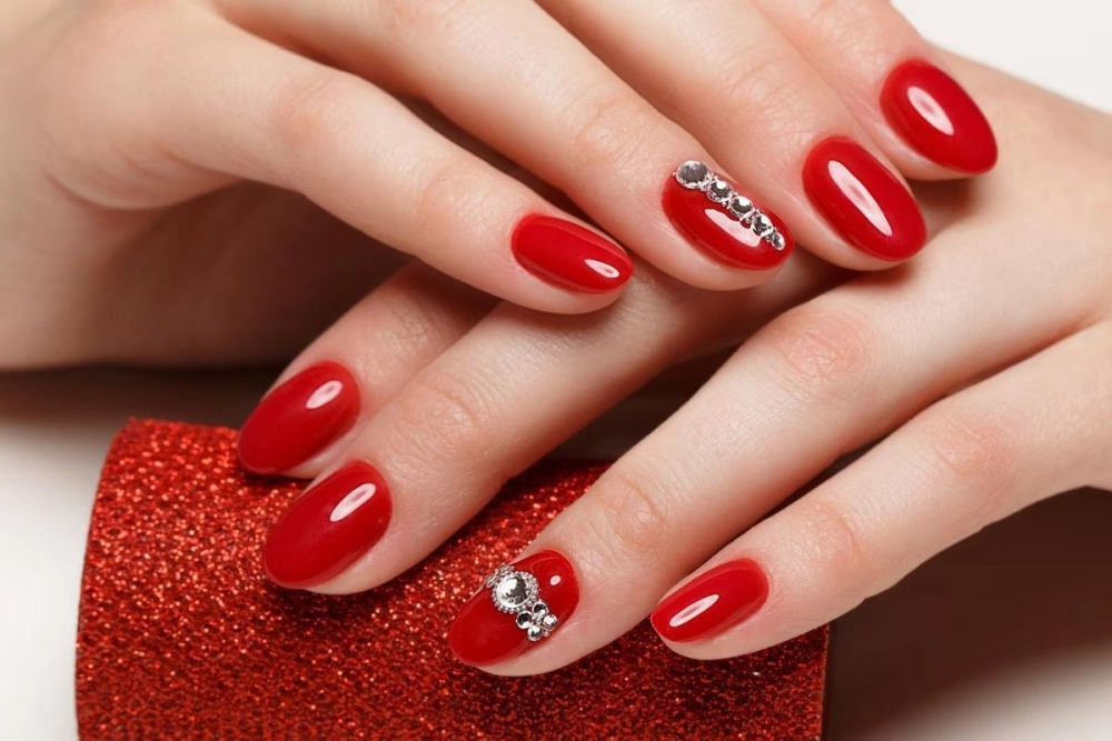 Sơn móng tay đỏ đẹp giúp tổng thể thêm sang trọng.