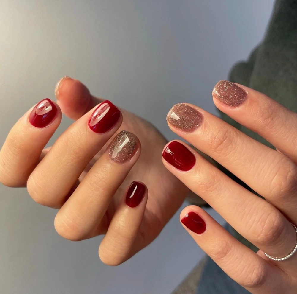 Móng sơn đỏ giúp đôi tay thêm nổi bật, quyến rũ.