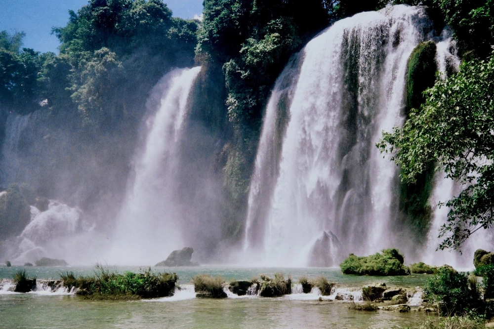 Cảnh đẹp Thác Bản Giốc làm say lòng du khách.