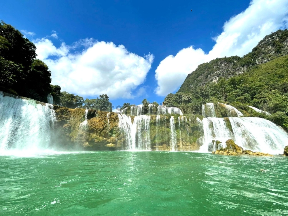 Thác Bản Giốc mùa nước đổ rất ấn tượng.