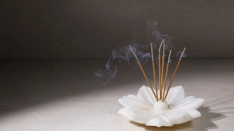 Tư thế và thái độ khi dâng hương lên tổ tiên