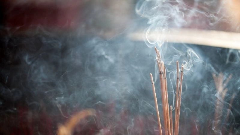 Tuyệt chiêu xử lý khi nhang bị tắt hoặc cháy bùng