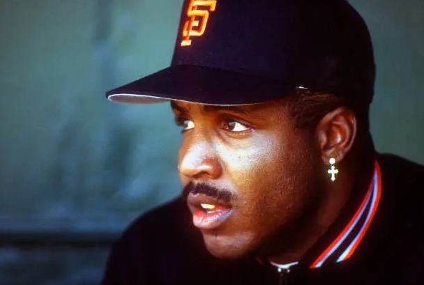 Barry Bonds trong khu vực dugout của SF Giants, tập trung vào trận đấu Tiểu sử Barry Bonds