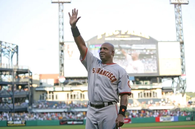 Barry Bonds vẫy tay chào người hâm mộ trên sân vận động Tiểu sử Barry Bonds