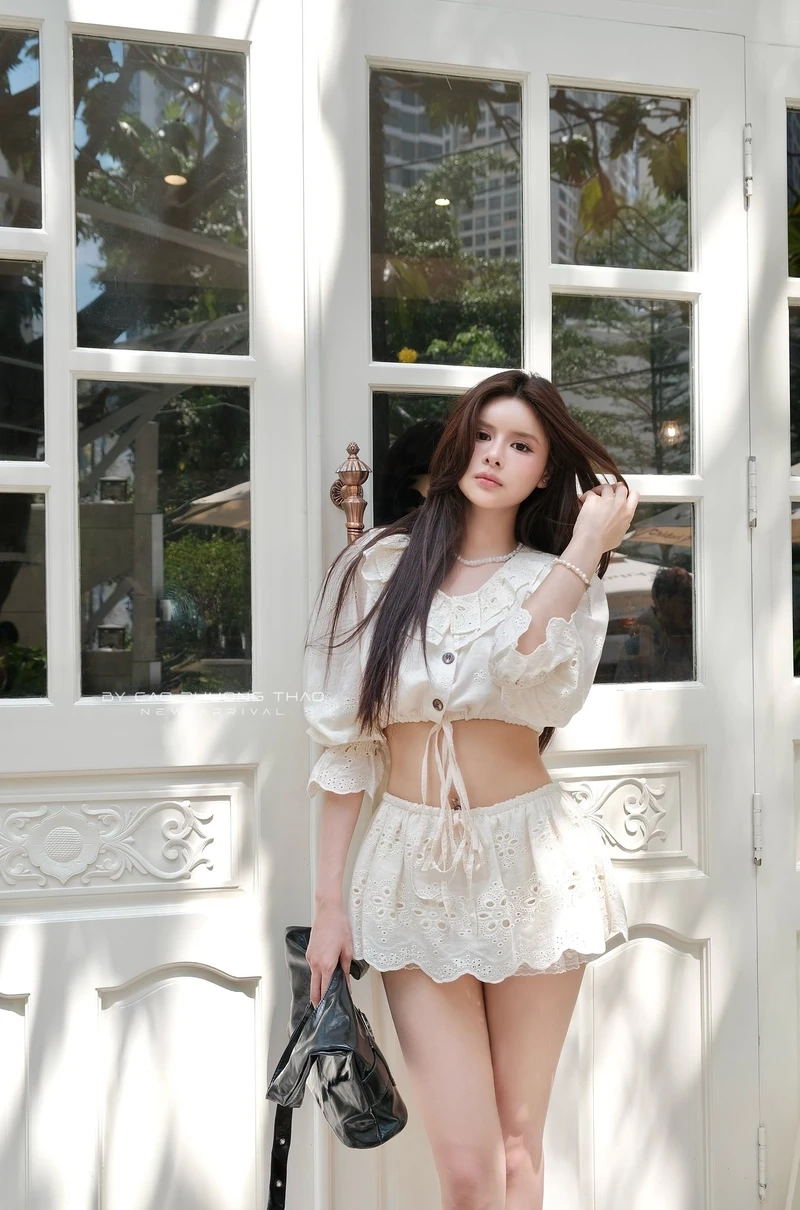 Body cực mượt khi gái mặc váy croptop ôm body