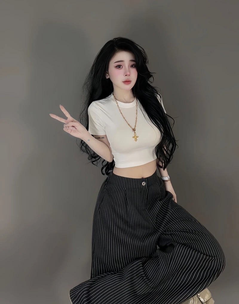 Ngắm ngay gái xinh mặc áo croptop cực cuốn hút