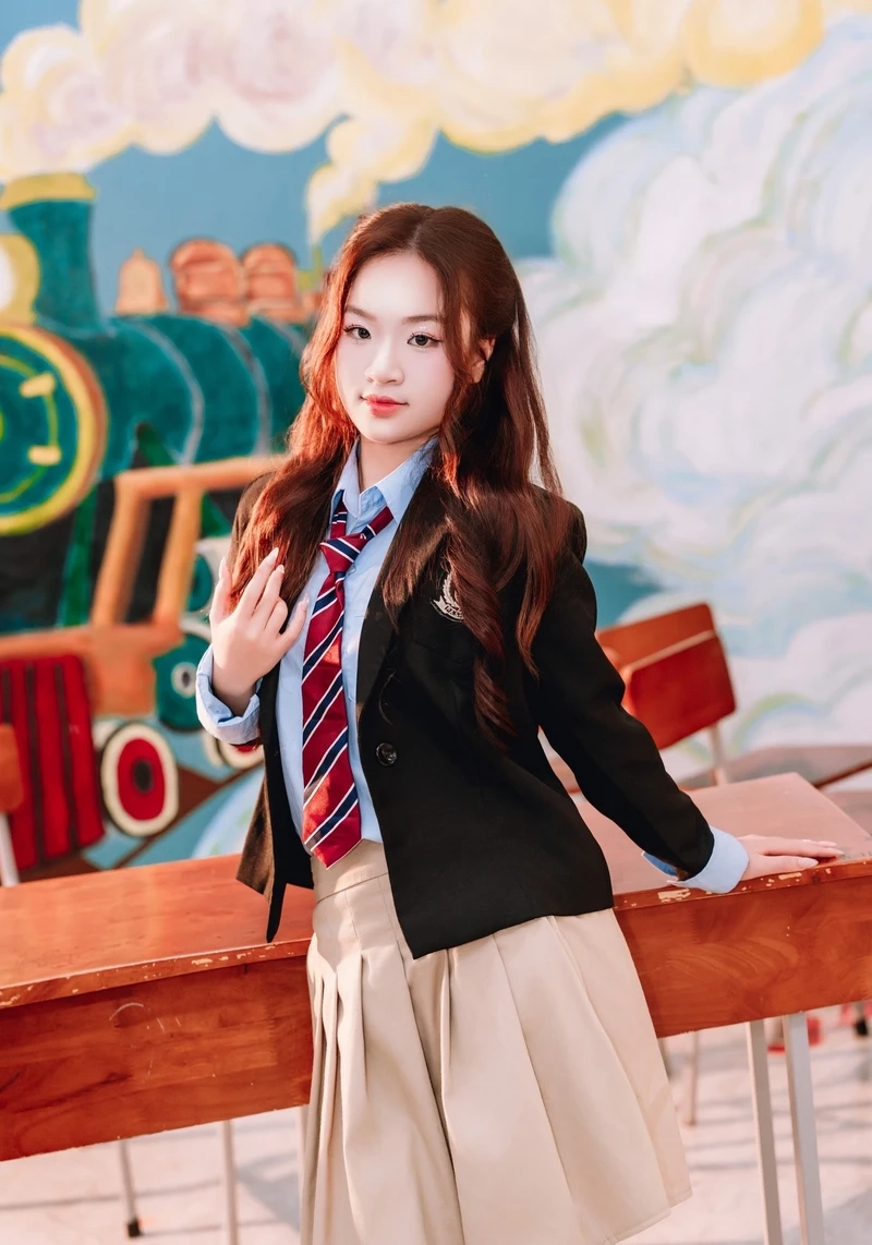 Nụ cười tỏa nắng của gái xinh mặc đồng phục học sinh