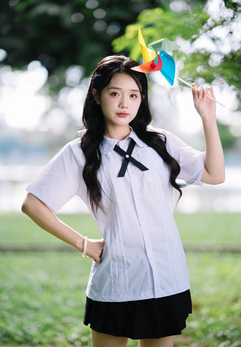 Vẻ đẹp thuần khiết khi nữ sinh mặc váy học sinh dễ thương