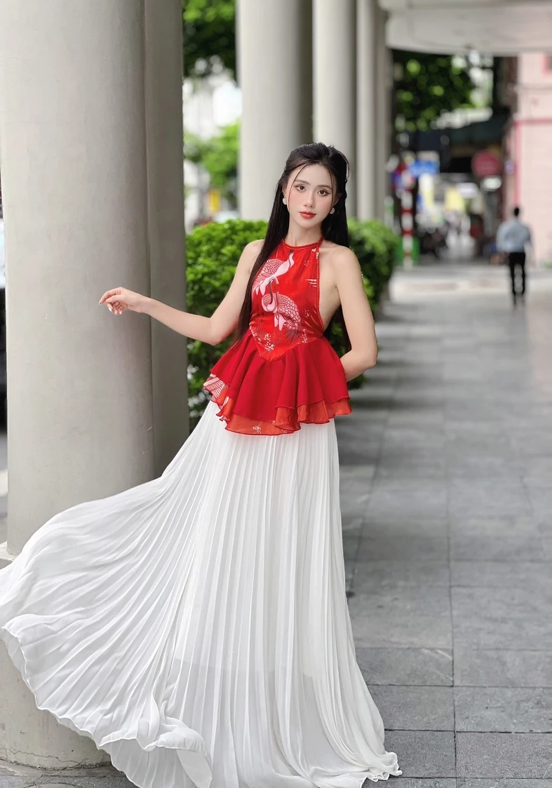 Layout cực phẩm từ Hot girl mặc áo lưng trần hôm nay