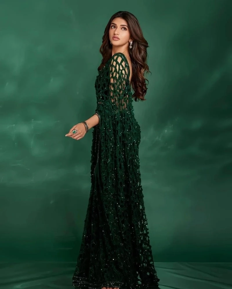 Vẻ đẹp thuần khiết khi Gái xinh mặc váy lưng trần