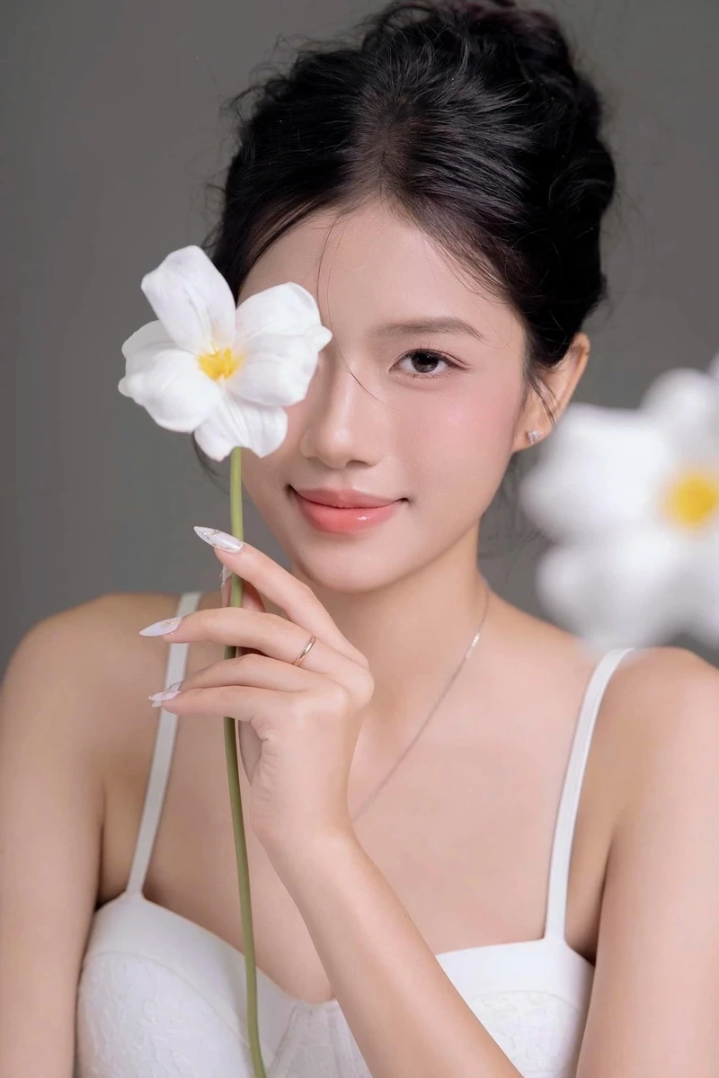 Bí kíp diện đồ đẹp như hot girl mặc váy xuyên thấu