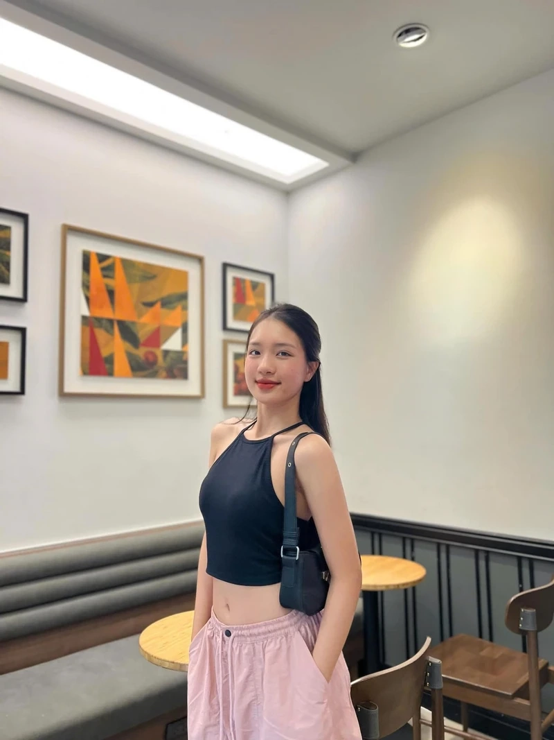 Nét quyến rũ hiện đại khi gái xinh mặc váy xuyên thấu quyến rũ