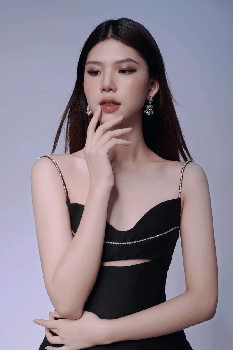 Vẻ đẹp kiêu sa từ hot girl mặc váy xuyên thấu gợi cảm