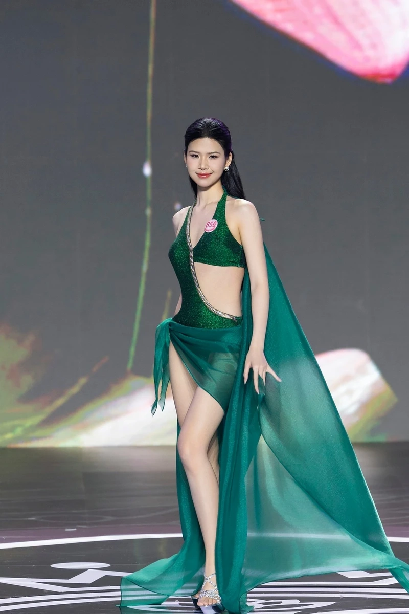 Sự kết hợp hoàn hảo giúp hot girl mặc áo xuyên thấu nổi bật